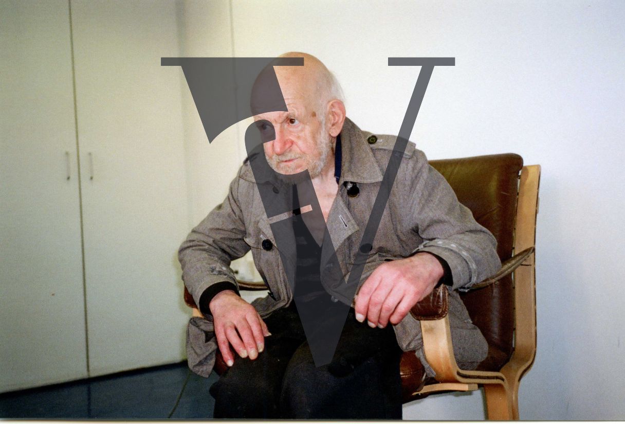 Gustav Metzger, portrait, close, leather chair.